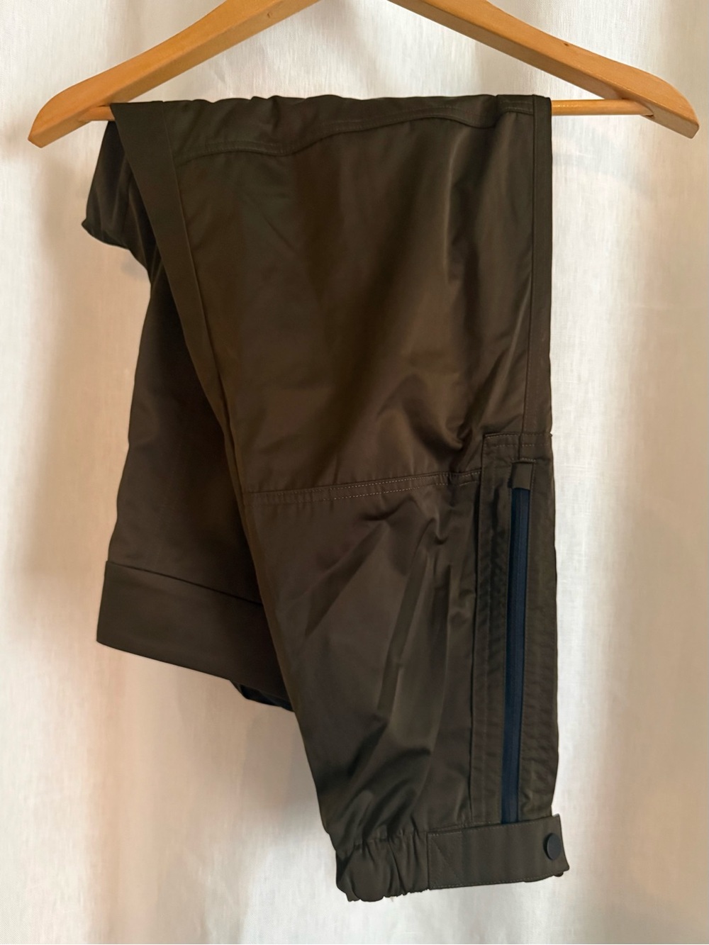 NWT Athleta Radiant Jogger 10P Tortuga Olive Brown Satin Ankle Zip Pants 511134